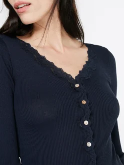 Rosemunde Vesten Gebreid Vest Silk Dames Navy -Mode Kledingwinkel 2f90c8af3ba361717b57b4c35e251e24 scaled