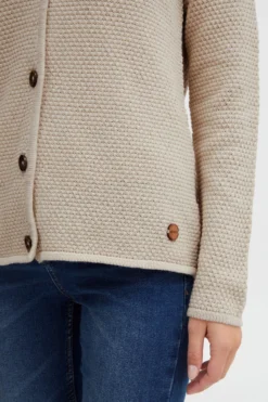 OXMO Vesten Gebreid Vest Oxhelga Dames Beige 11 OXMO Vesten Gebreid Vest Oxhelga Dames Beige -Mode Kledingwinkel 697f96b5863928d45c42d715795dcac4 scaled