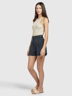 Khujo Shorts Loosefit Bandplooibroek Elida Dames Donkerblauw -Mode Kledingwinkel 7a8ec5170bd96fdbffec0419ce048b63 scaled